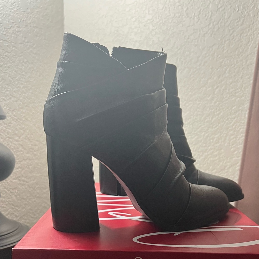 7 1/2 black boots with memory foam
